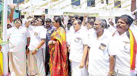 தேமுதிக தொடக்க நாளை முன்னிட்டு சென்னை கோயம்பேட்டில் உள்ள தலைமை அலுவலகத்தில் தேமுதிக தலைவர் விஜயகாந்த் நேற்று கட்சி கொடியேற்றினார். உடன், பொருளாளர் பிரேமலதா உள்ளிட்ட நிர்வாகிகள்.