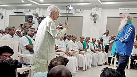 ஈஷா அறக்கட்டளை நிறுவனர் சத்குரு ஜக்கி வாசுதேவ், காவிரி ஆறு பாதுகாப்புக் காக இருசக்கர வாகன விழிப்புணர்வு பயணத்தை மேற்கொண்டுள்ளார். திருவாரூ ரில் நேற்று அவர் நடத்திய விவசாய சங்கத் தலைவர்களுடனான கலந்துரை யாடலின்போது பேசுகிறார் காவிரி டெல்டா பாசன விவசாயிகள் சங்கத் தலைவர் மன்னார்குடி எஸ்.ரெங்கநாதன்.