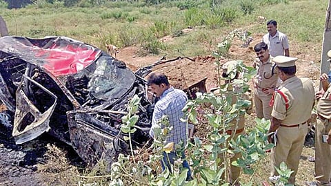 ஆந்திர மாநிலம் சித்தூரில் தீப்பிடித்த காரை பார்வையிடும் போலீஸார்.