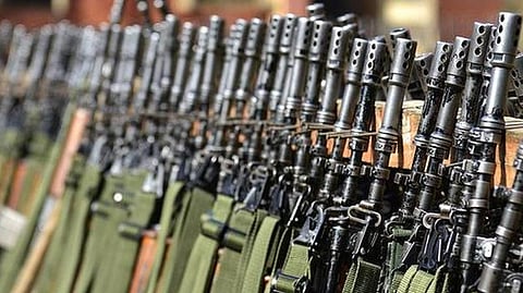 ராணுவ வீரரின் துப்பாக்கியை பறித்து சென்ற தீவிரவாதிகள்: காஷ்மீரில் தேடும் பணி தீவிரம்﻿