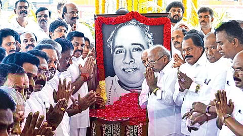 அறிஞர் அண்ணாவின் 111-வது பிறந்தநாளை முன்னிட்டு சென்னை அண்ணா சாலையில் உள்ள அண்ணா சிலையின் கீழ் வைக்கப்பட்டிருந்த உருவப் படத்துக்கு முதல்வர் பழனிசாமி, துணை முதல்வர் ஓ.பன்னீர்செல்வம், அமைச்சர்கள், அதிமுக அவைத் தலைவர் மதுசூதனன் மற்றும் நிர்வாகிகள் நேற்று மலர் தூவி மரியாதை செலுத்தினர் | படம்: க.ஸ்ரீபரத்