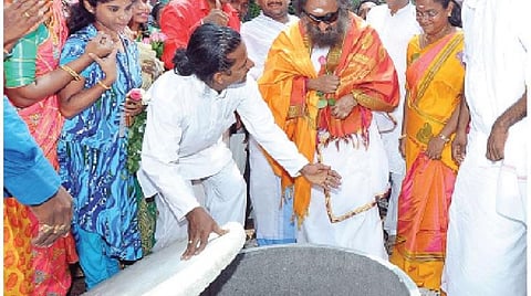 தண்ணீர் பற்றாக்குறையை போக்க மீள்நிரப்பு கிணறுகள்: வாழும் கலை அமைப்பு நிறுவனர் ஸ்ரீ ஸ்ரீ ரவிசங்கர் ஆய்வு