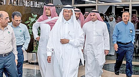 சவுதி அரேபியாவில் உள்ள அராம்கோ ஆலையில் டிரோன் மூலம் தாக்குதல் நடத்தப்பட்டது. அந்த ஆலையைப் பார்வையிடும் அந்நாட்டு எரிசக்தித் துறை அமைச்சரும் இளவரசருமான அப்துல்அஜிஸ் பின் சல்மான்.