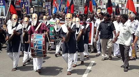 பெரியார் பிறந்த தினம்: திண்டுக்கல்லில் பெரியார் முகமூடி அணிந்து பறை இசை வாசித்தபடி சமூகநீதி ஊர்வலம்