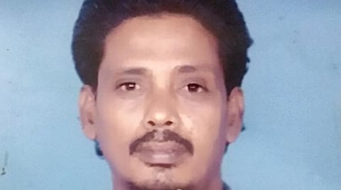 மின் வாரிய அலட்சியம்: நாய்க்கு உணவளிக்க வந்த இளைஞர் மீது மின் கம்பம் விழுந்து உயிரிழப்பு 