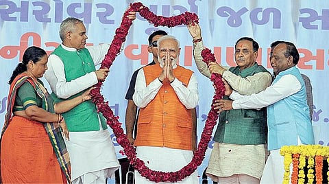 இரும்பு மனிதர் சர்தார் வல்லபபாய் படேல் காட்டிய வழியில் சிறப்பு அந்தஸ்து ரத்து; புதிய பாதையில் காஷ்மீர் பயணம் தொடரும்: பிரதமர் நரேந்திர மோடி கருத்து - 69-வது பிறந்த நாளில் தாயிடம் ஆசி பெற்றார்