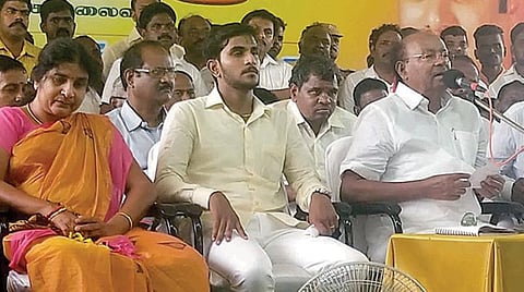 அரியலூர் மாவட்டம் காடுவெட்டியில் நேற்று நடைபெற்ற விழாவில், வன்னியர் சங்க முன்னாள் தலைவர் ஜெ.குருவின் மணிமண்டபத்தை திறந்து வைத்துப் பேசுகிறார் பாமக நிறுவனர் ராமதாஸ். உடன், (இடமிருந்து) குருவின் மனைவி சொர்ணலதா, மகன் கனலரசன், பாமக தலைவர் ஜி.கே.மணி, பாமக இளைஞரணித் தலைவர் அன்புமணி ராமதாஸ்.