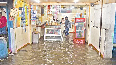 சேலத்தில் நேற்று முன்தினம் இரவு பெய்த கனமழையால் சத்திரம் பகுதியில் உள்ள கடைகளில் மழை நீர் புகுந்தது.
