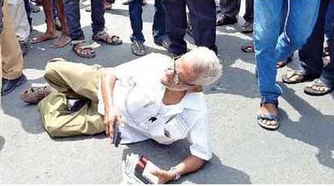 திருப்பூரில் ஒருவழிப்பாதையில் வாகனங்களை அனுமதிப்பதை கண்டித்து சாலையில் படுத்து போராட்டம் நடத்திய டிராபிக் ராமசாமி