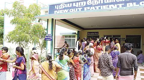 விருதுநகர் அரசு தலைமை மருத்துவமனையில் பெயர் பதிவு செய்ய நீண்ட வரிசையில் காத்திருந்த பொதுமக்கள்.