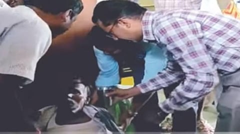 மயங்கி விழுந்த முதியவர்; தூக்கிச்சென்று உதவிய மாவட்ட ஆட்சியர்: மக்கள் நெகிழ்ச்சி