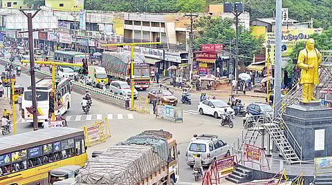 திரும்பிய பக்கமெல்லாம் பிரச்சினைகள், போக்குவரத்து நெரிசல்கள், சேதமடைந்த சாலைகள்..!- மதுரை மாநகர் மீது உள்ளூர் அமைச்சர்கள் பார்வை படுமா?