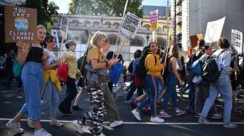 'கடல் மட்டம் உயர்ந்து வருகிறது': பருவநிலை மாற்றத்தை எச்சரித்து உலகம் முழுவதும் பள்ளி மாணவர்கள் பேரணி