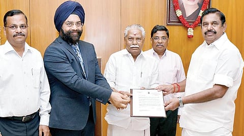 மத்திய அரசின் ‘கிரிஷி கர்மான்’ விருதுக்கு 5-வது முறையாக தமிழ்நாடு அரசு தெரிவு செய்யப்பட்டதற்கான கடிதத்தை முதல்வர் பழனிசாமியிடம் காண்பித்து வாழ்த்துபெற்ற வேளாண்மைத் துறை அமைச்சர் துரைக்கண்ணு, வேளாண் உற்பத்தி மற்றும் துறை செயலாளர் ககன்தீப் சிங் பேடி. உடன், தலைமைச் செயலாளர் க.சண்முகம், துறை இயக்குநர் வி.தட்சிணாமூர்த்தி.