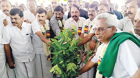 அத்திக்கடவு - அவினாசி திட்டத்துக்காக நம்பியூர் அருகில் உள்ள வரப்பாளையத் தில் 5-வது நீரேற்று நிலையம் கட்டுவதற்கான பணியை பள்ளிக்கல்வித் துறை அமைச்சர் கே.ஏ.செங்கோட்டையன் தொடங்கி வைத்தார்.