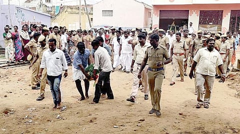 மாரியம்மன் சிலையை பூஜை செய்ய எடுத்துச் செல்லும் வருவாய் துறையினர்.