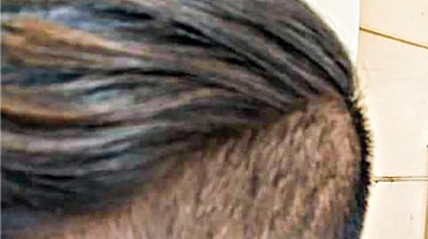 விநோத சிகை அலங்காரத்தில் மாணவர்.