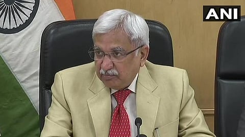 தலைமைத் தேர்தல் ஆணையர் சுனில் அரோரா ஊடகங்களுக்கு பேட்டிஅளித்த காட்சி : படம் ஏஎன்ஐ