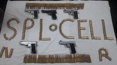 டெல்லி சிறப்பு காவல் பிரிவு படையினர் இன்று பறிமுதல் செய்த ஆயுதங்கள் | படம்: ஏஎன்ஐ