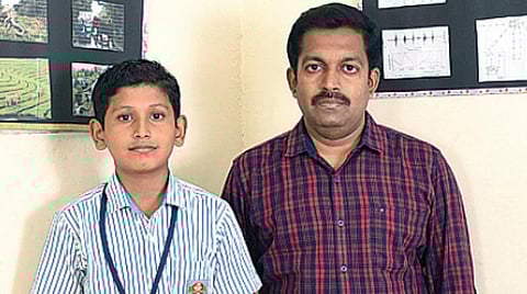 யானைகளை விரட்டுவதற்கு உதவும் தேனீ ரீங்கார ஒலிபரப்புக் கருவியுடன் அதை வடிவமைத்த மாணவர் ஆ.அபிநவநாகராஜன். உடன், வழிகாட்டி ஆசிரியர் ஜெ.ராஜசேகரன்.