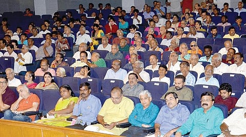 'இந்து தமிழ்' நாளிதழ், அருண் எக்செல்லோ சார்பில், முதியோர் எதிர்கொள்ளும் பிரச்சினைகளுக்கான தீர்வைத் தேடும் ‘கிளப் 50 பிளஸ்’ என்ற நிகழ்ச்சி சென்னை மியூசிக் அகாடமியில் நேற்று நடந்தது. இதில் கலந்துகொண்டவர்களில் ஒரு பகுதியினர்.