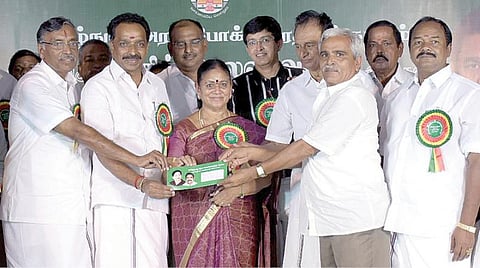 சேலம் கோட்ட அரசு போக்குவரத்துக் கழகத்தில் ஓய்வுபெற்ற தொழிலாளர்களுக்கு ஓய்வூதிய பண பலன்களை அமைச்சர்கள் விஜயபாஸ்கர், அன்பழகன், சரோஜா ஆகியோர் வழங்கினர்.