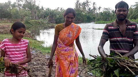 குளத்தை சுத்தம் செய்யும் சிவக்குமார், தன் மனைவி மற்றும் மகள் நதியாவுடன்