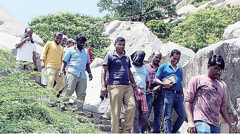 கர்நாடக மாநிலம் ராம்நகரில் கைது செய்யப்பட்ட தீவிரவாதி கவுசரை, கிருஷ்ணகிரிக்கு அழைத்து வந்த தேசிய புலனாய்வு பிரிவினர், அங்குள்ள மலைக்கு விசாரணைக்கு அழைத்துச் சென்றனர்.