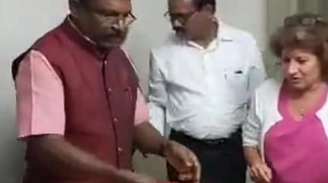 கேக் வெட்டும் திருமாவளவன்