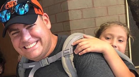 சிறுமியை முதுகில் சுமக்கும் ஆசிரியர்