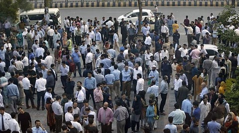 பூகம்பத்தை அடுத்து இஸ்லாமாபாத்தில் அலுவலகங்களை விட்டு வெளியே வந்துள்ள மக்கள். | ஏ.பி.