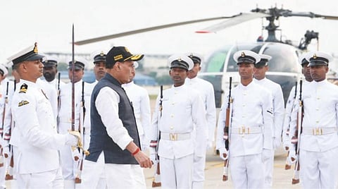 கடலோரக் காவல் படையில் வீரதீர செயல்புரிந்த அதிகாரிகள், வீரர்களுக்கு குடியரசுத் தலைவர் விருது வழங்கும் விழா சென்னையில் நேற்று நடந்தது. இதில் பங்கேற்ற பாதுகாப்புத் துறை அமைச்சர் ராஜ்நாத் சிங், கடலோரக் காவல் படையினரின் அணிவகுப்பு மரியாதையை பார்வையிட்டார். படம்: எம்.முத்துகணேஷ்