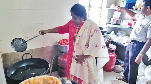 பள்ளி, கல்லூரி விடுதிகளில் உணவு பாதுகாப்பு அலுவலர்கள் ஆய்வு: தரமற்ற உணவு தயாரித்த 32 விடுதிகளுக்கு நோட்டீஸ்