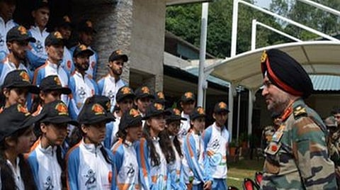 தோடா மாவட்டத்தின் தொலைதூர கிராமங்களைச் சேர்ந்த பள்ளி மாணவர்களுடன் உரையாடும் வடக்கு ராணுவத் தளபதி லெப்.ஜெனரல் ரன்பீர் சிங். | படம்: ஏஎன்ஐ.