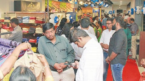 இந்தியாவில் முதன்முறையாக புதுமையான மால்!- வாடகை, பணியாளர்கள் கவலை இல்லை