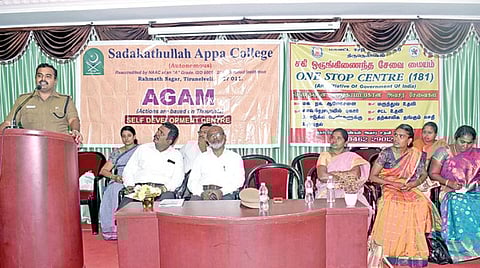 பாளையங்கோட்டை சதக்கத்துல்லா அப்பா கல்லூரியில் நடைபெற்ற விழிப்புணர்வு நிகழ்ச்சியில் திருநெல்வேலி மாநகர காவல்துறை துணை ஆணையர் சரவணன் பேசினார்.