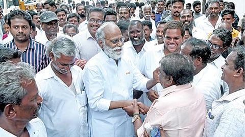 புதிய கட்சி தொடங்கிய கண்ணனைச் சந்தித்து வாழ்த்து கூறும் தொண்டர்கள். படம்: எம்.சாம்ராஜ்