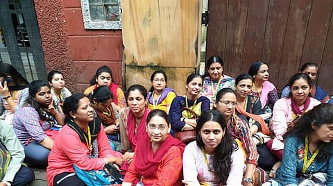 மும்பையில் வங்கி மோசடி; கடனை திருப்பிச் செலுத்தாத நிறுவனம்: உரிமையாளர் வீடு முன்பு வங்கி ஊழியர்கள் போராட்டம்