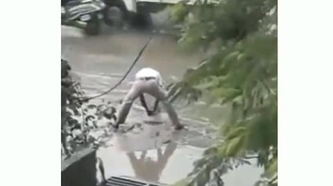 கர்நாடக மக்களின் பாராட்டை பெற்ற போக்குவரத்து போலீஸ் அதிகாரி 