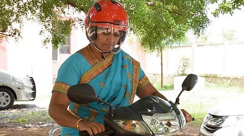 நீதிமன்றத்துக்கு இருச்சக்கர வாகனத்தில் வந்த நிர்மலாதேவி: மீண்டும் மொட்டையடித்து வந்தார்