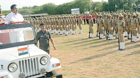 கோவை ஆர்.எஸ்.புரத்தில் உள்ள தமிழ்நாடு வன உயர் பயிற்சியகத்தில் நேற்று நடைபெற்ற விழாவில், பயிற்சி வனக்காப்பாளர் களின் அணிவகுப்பை பார்வையிட்ட முதல்வர் பழனிசாமி.