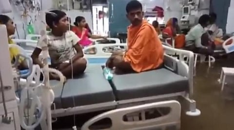 பிஹாரில் கொட்டித் தீர்த்த கனமழை: வெள்ளம் சூழ்ந்த மருத்துவமனை