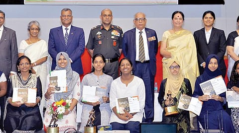 கார்கில் போர் நினைவைப் போற்றும் வகையில் எஸ் பவுண்டேசன் அமைப்பின் சார்பில் ‘மறத்தல் தகுமோ' என்ற நிகழ்ச்சி சென்னை அண்ணா பல்கலைக்கழகத்தில் உள்ள விவேகானந்தா ஆடிட்டோரியத்தில் நேற்று நடைபெற்றது. நிகழ்ச்சியில், எஸ் பவுண்டேசன் அமைப்பின் நிறுவன அறங்காவலரும் சென்னை உயர்நீதிமன்ற மூத்த வழக்கறிஞருமான ஆர்.சங்கரநாராயணன், இந்திய விமானப்படை விங் கமண்டர் அபிநந்தனின் தாயார் டாக்டர் ஷோபா வர்தமான், தந்தை ஏர் மார்ஷல் சிம்மக்குட்டி வர்தமான், ராணுவ அதிகாரிகள் பயிற்சி மையம் தலைமை பயிற்சி அதிகாரி மேஜர் ஜெனரல் ஏ.அருண், கார்கில் போரில் மரணமடைந்த விஜயந்த் தபாரின் தந்தை கர்ணல் வீரேந்திர நாத் தபார், தாயார் திரிப்தா தபார், எஸ் பவுண்டேசன் அமைப்பின் நிறுவன அறங்காவலர் ஜி.எஸ்.சிம்கன்ஜனா, எஸ் பவுண்டேசன் அமைப்பின் நிறுவன அறங்காவலரும் சென்னை உயர் நீதிமன்ற வழக்கறிஞருமான கே.சுமதி ஆகியோர் கலந்துகொண்டனர்.