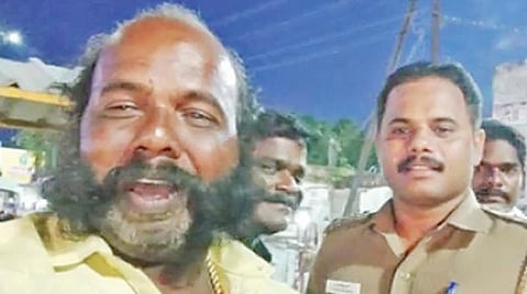 துணை நடிகர் ரமேஷுடன் சப்-இன்ஸ்பெக்தர் சதீஷ்குமார்.