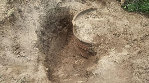 பாம்பு விழுந்தான் கிராமத்தில் கண்டுபிடிக்கப்பட்ட சுடுமண் உறைகிணறு.