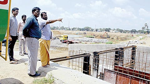 பெருங்களத்தூர் பேருந்து நிலையம் அருகிலுள்ள பீர்க்கங்காரணை ஏரியை சுற்றுச்சூழல் ஏரியாக மாற்றுவதற்கான பணிகள் நடந்து வருகின்றன. இதை பொதுப்பணித் துறை அதிகாரிகள் நேற்று பார்வையிட்டனர்.படம்: எம். முத்துகணேஷ்