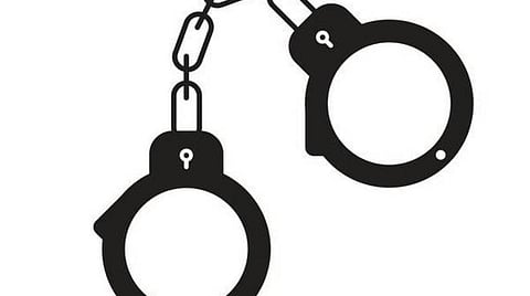 நில மோசடி வழக்கில் தலைமறைவாக இருந்த போலி நீதிபதி உட்பட 2 பேர் கைது