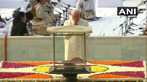 டெல்லியில் உள்ள மகாத்மா காந்திநினைவிடத்தில் பிரதமர் மோடி மரியாதை செலுத்திய காட்சி : படம் ஏஎன்ஐ