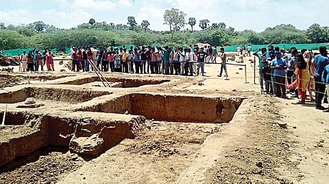 கீழடி அகழாய்வுப் பணியை பார்வையிடும் சுற்றுலா பயணிகள்.