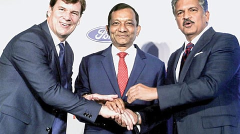 மஹிந்திரா - ஃபோர்டு இடையிலான புரிந்துணர்வு ஒப்பந்த நிகழ்வில் பங்கேற்றோர்; (இடமிருந்து) ஃபோர்டு நிறுவனத்தின் வர்த்தகப் பிரிவுத் தலைவர் ஜிம் ஃபார்லே, மஹிந்திரா அண்ட் மஹிந்திரா நிறுவனத்தின் நிர்வாக இயக்குநர் மற்றும் மஹிந்திரா குழுமத்தின் தலைவர் ஆனந்த் மஹிந்திரா.